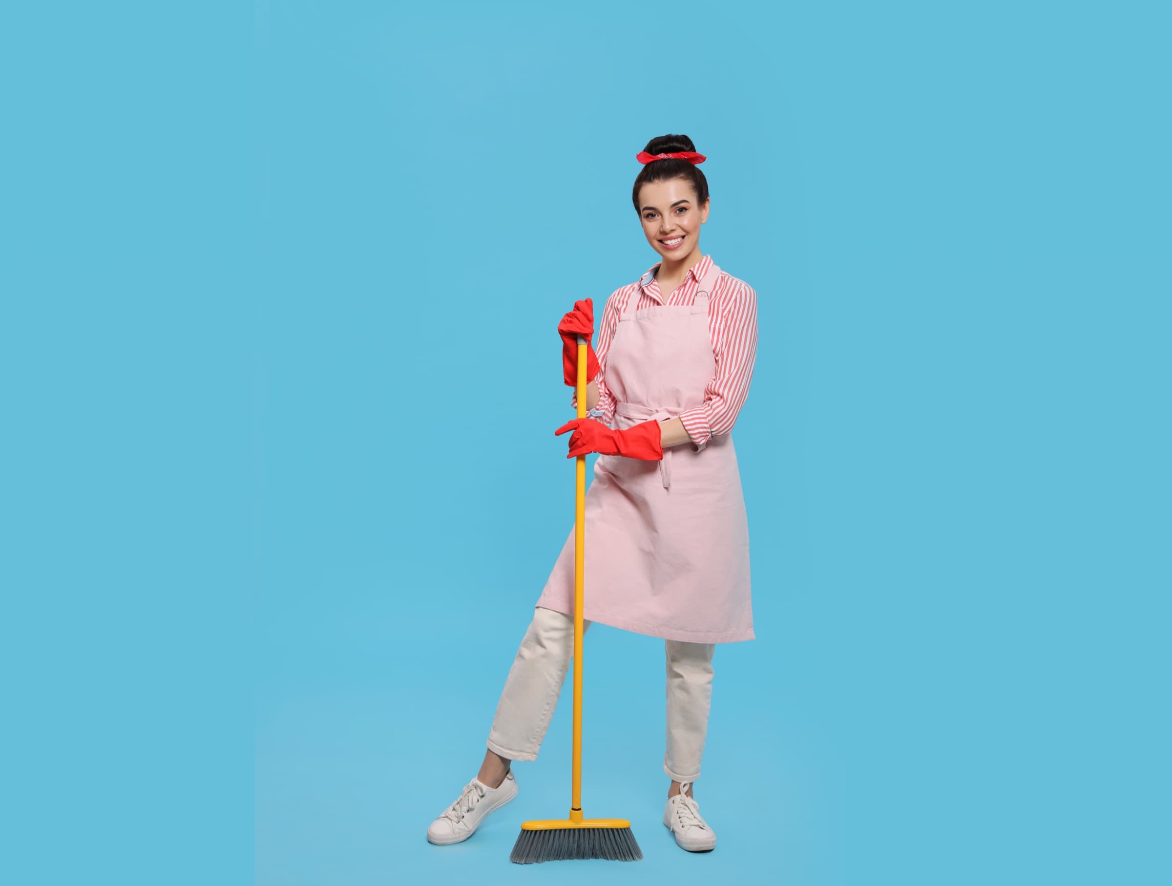 Limpiadora profesional sonriente, lista para ayudarte en casa